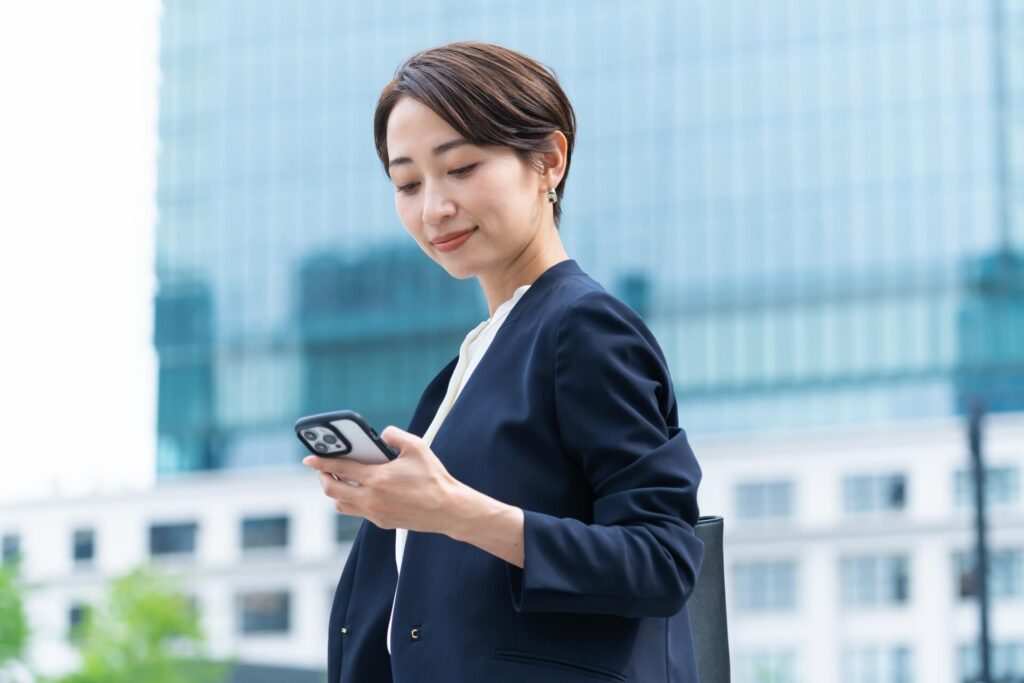 携帯を持つショートヘアーの女性