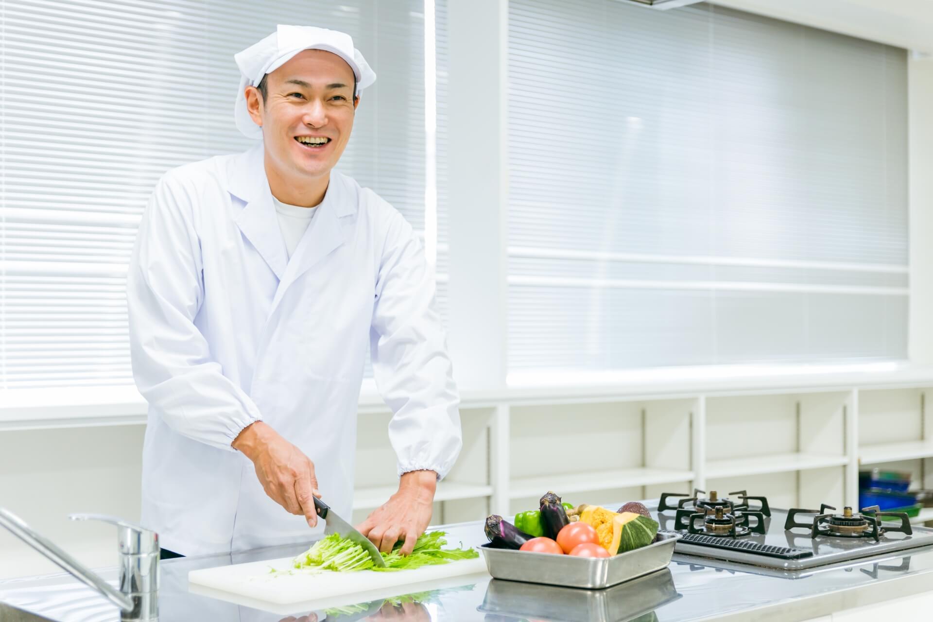 食品工場・給食センター・スーパーで働く人