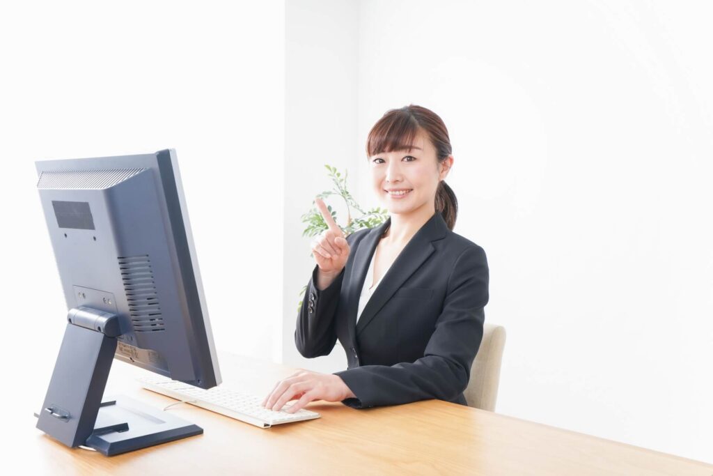 笑顔で仕事をする女性