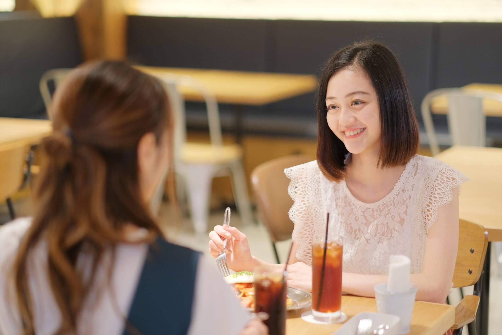 会話する女性