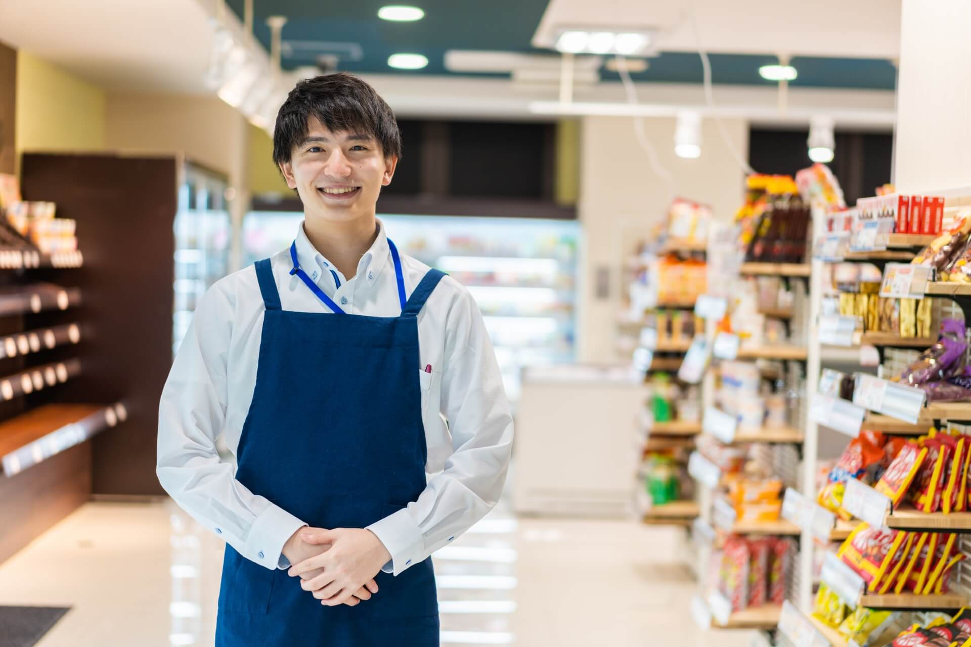 食品スーパーで働く若い男性スタッフ