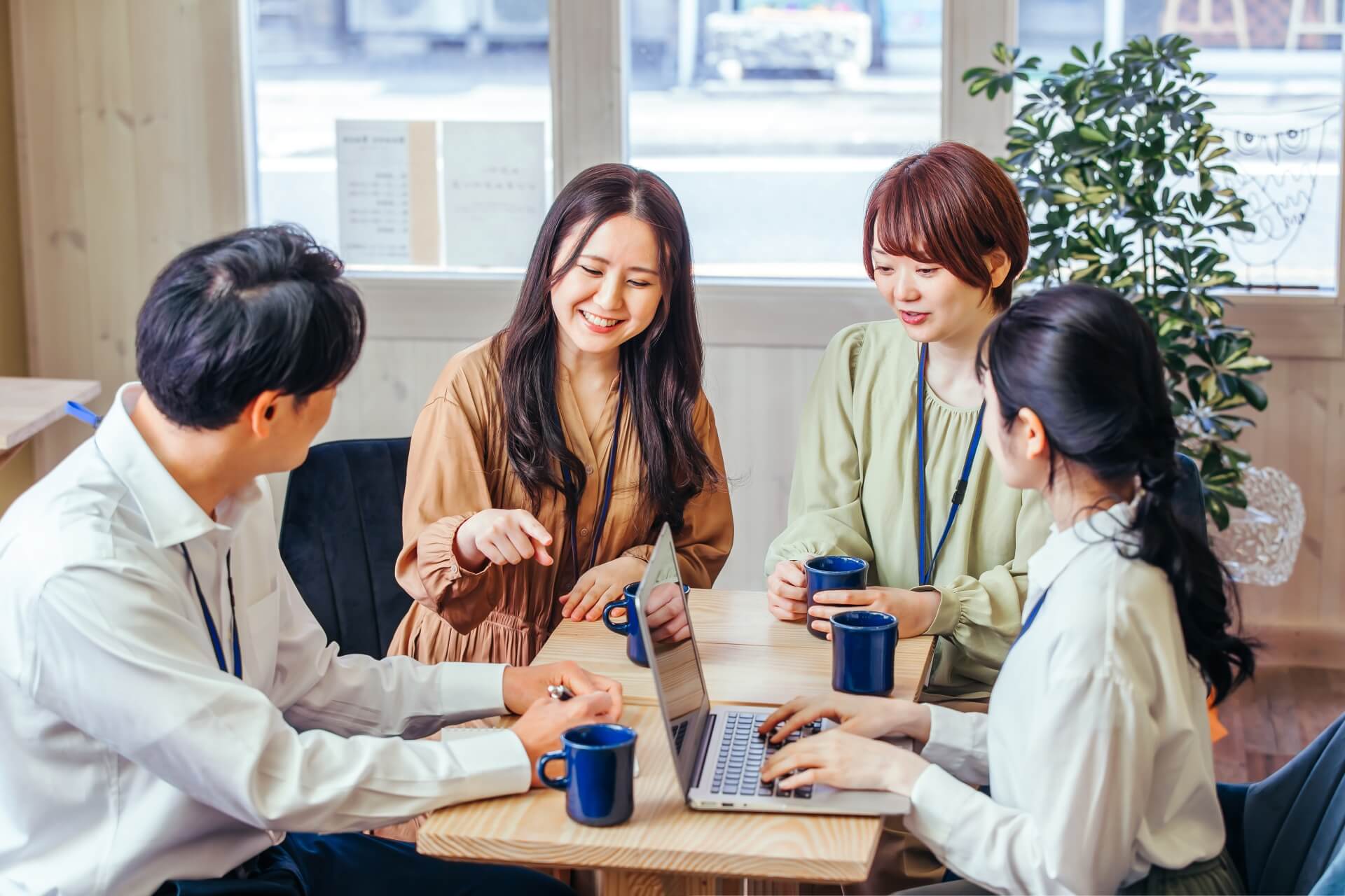 打ち合わせする男女