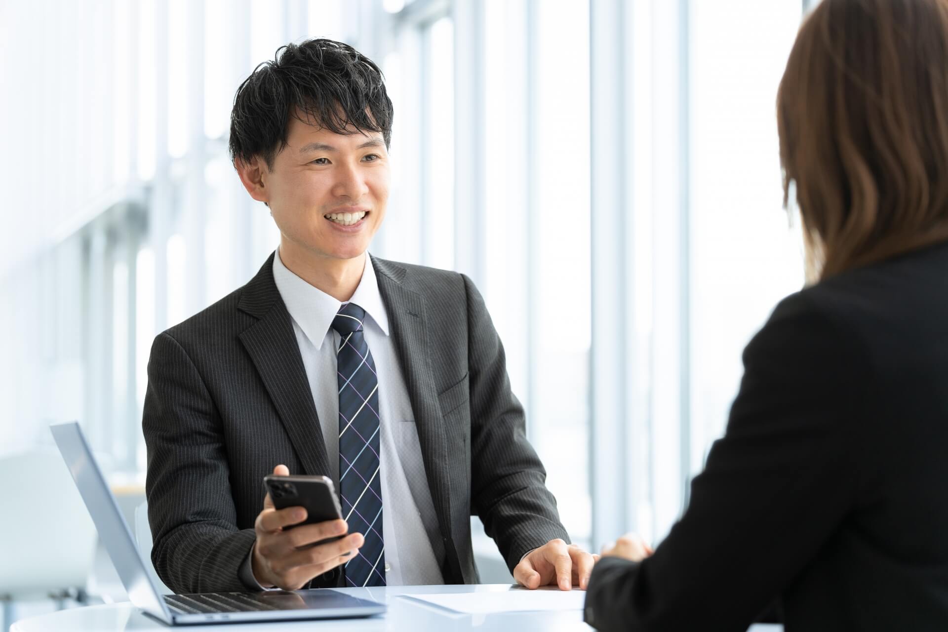 打ち合わせをする男女のビジネスマン