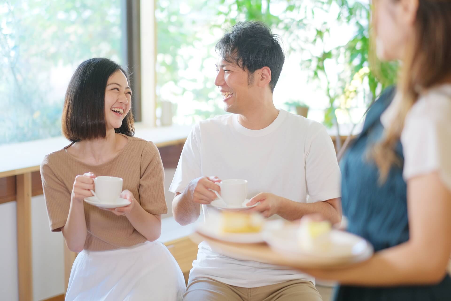 談笑する男女