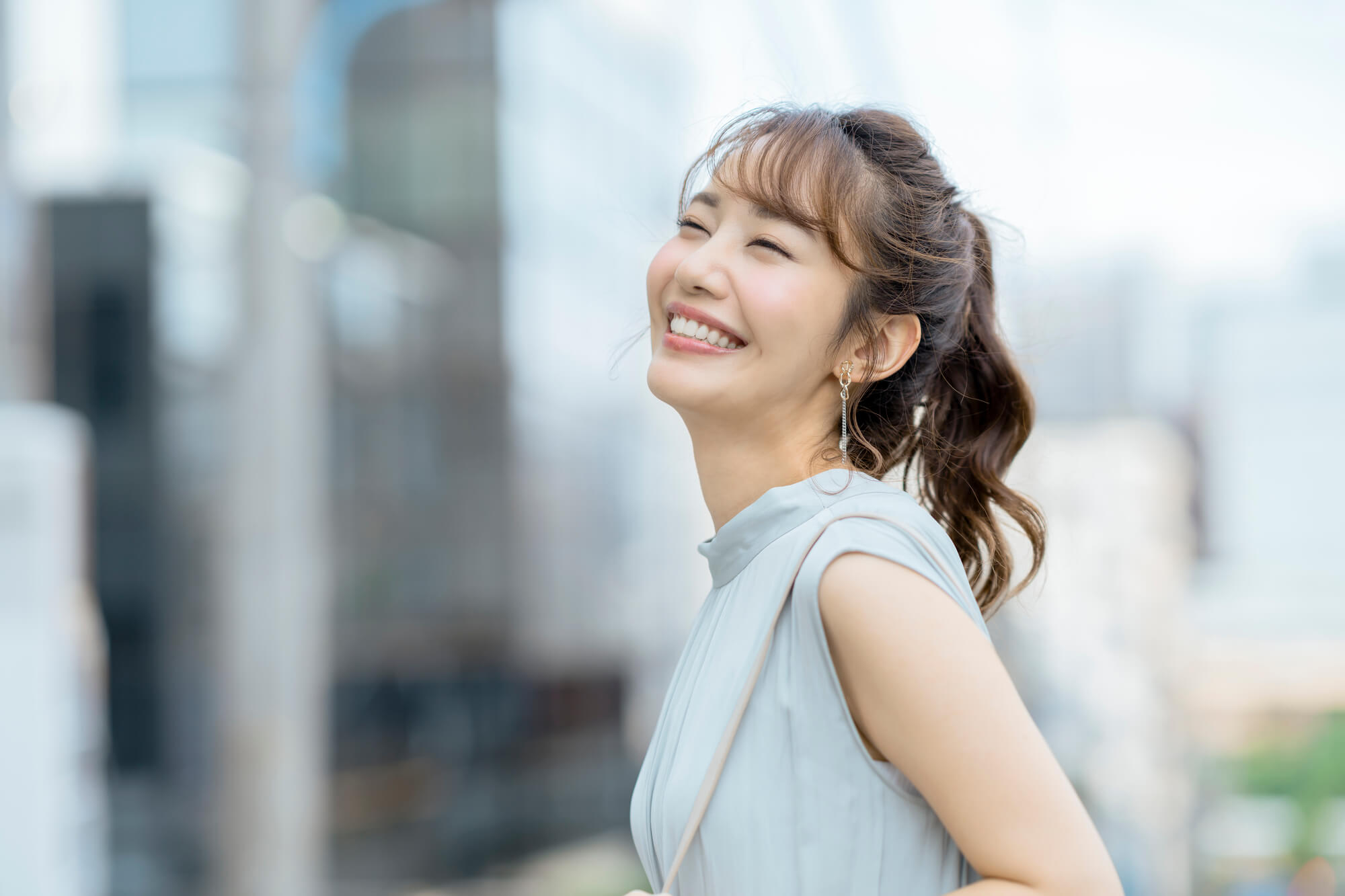 振り返る女性の写真