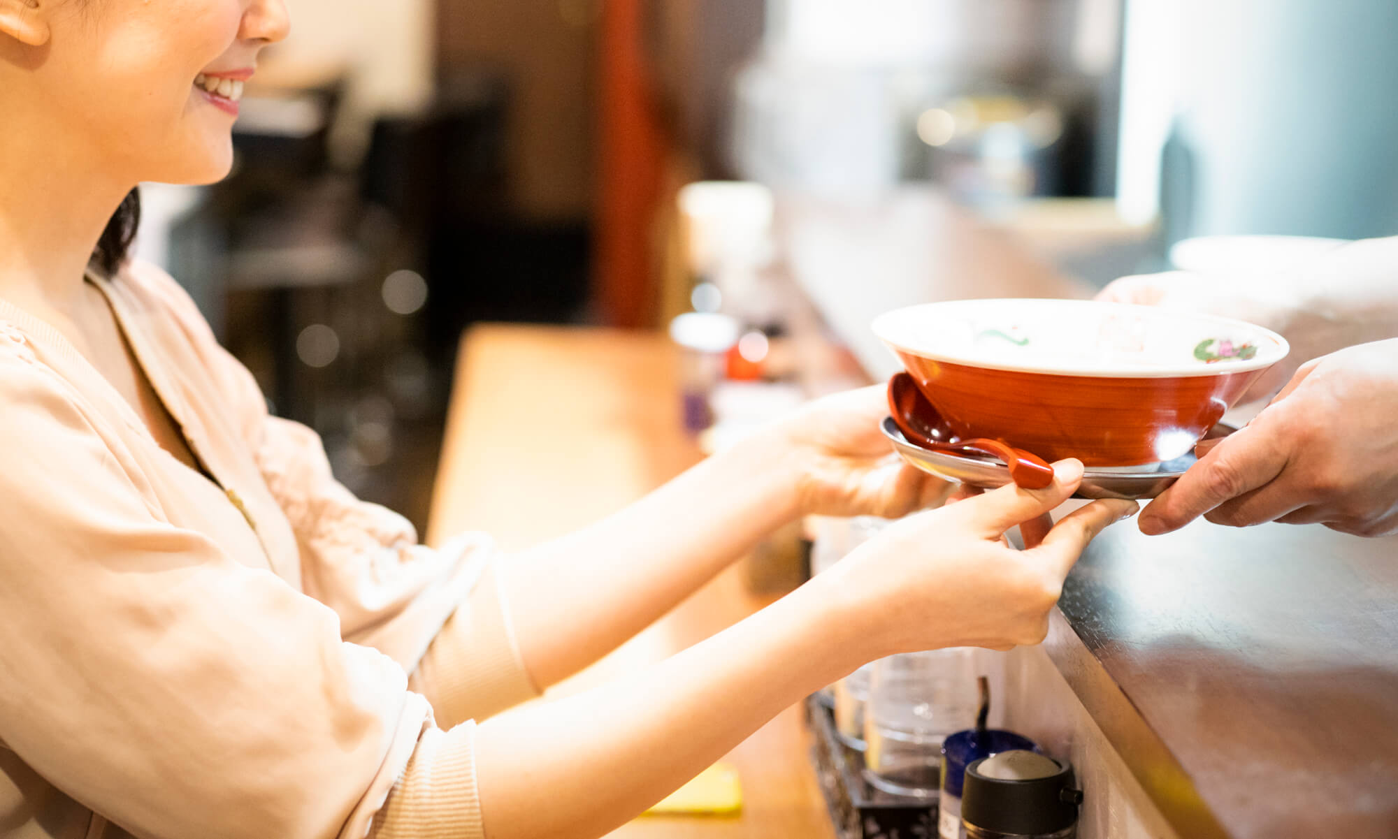 一人でラーメンを楽しむ女