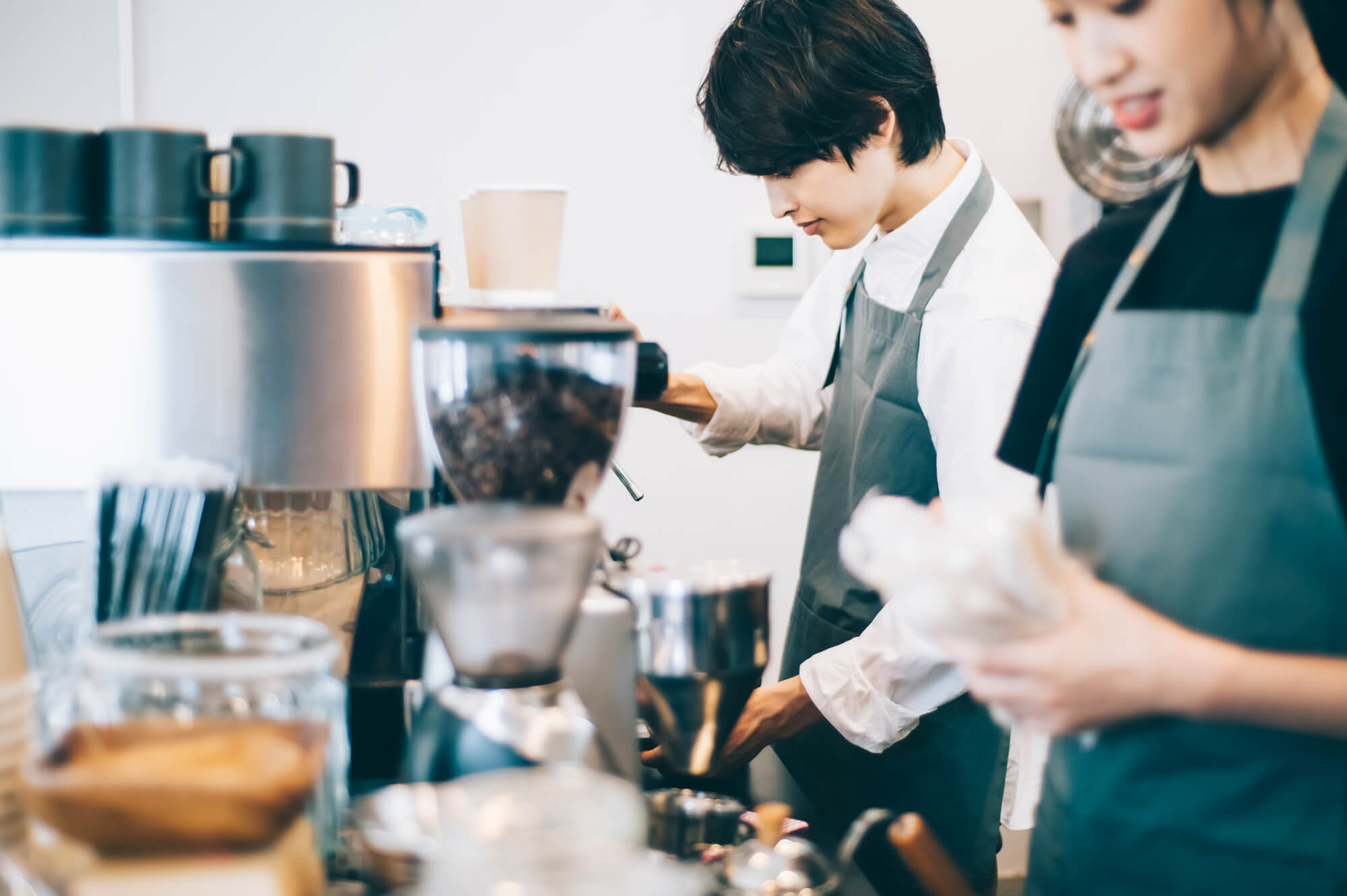 カフェスタッフ アルバイト
男性がコーヒーを注しているシーン
