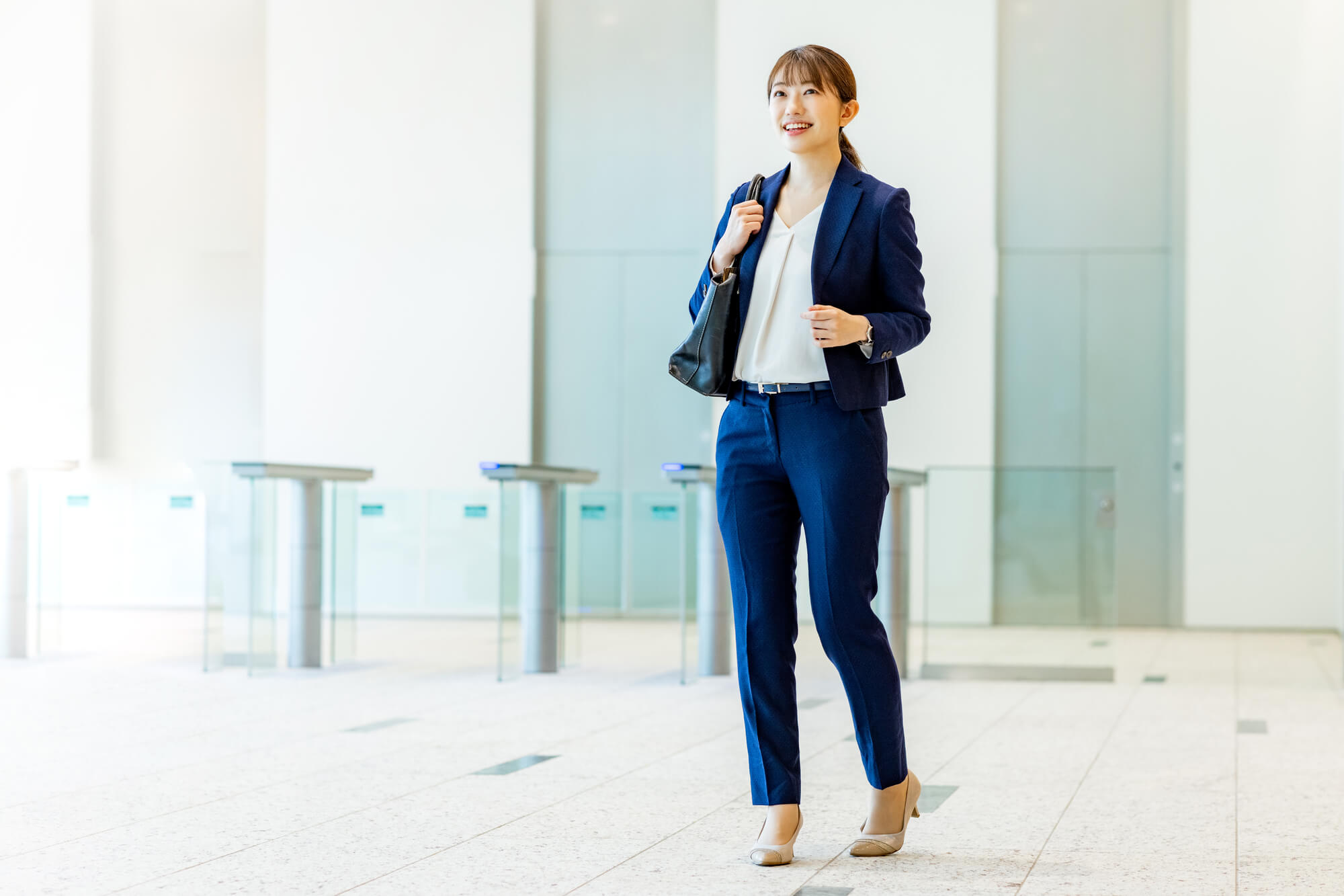 ビジネスシーンイメージ スーツを着た女性