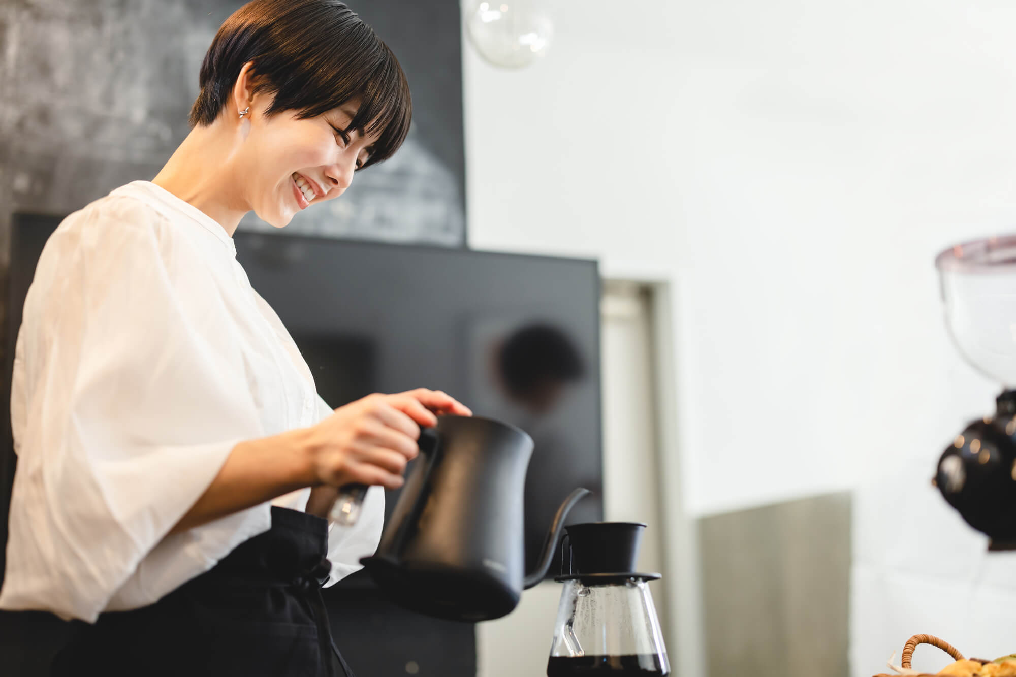 コーヒーを作る女性