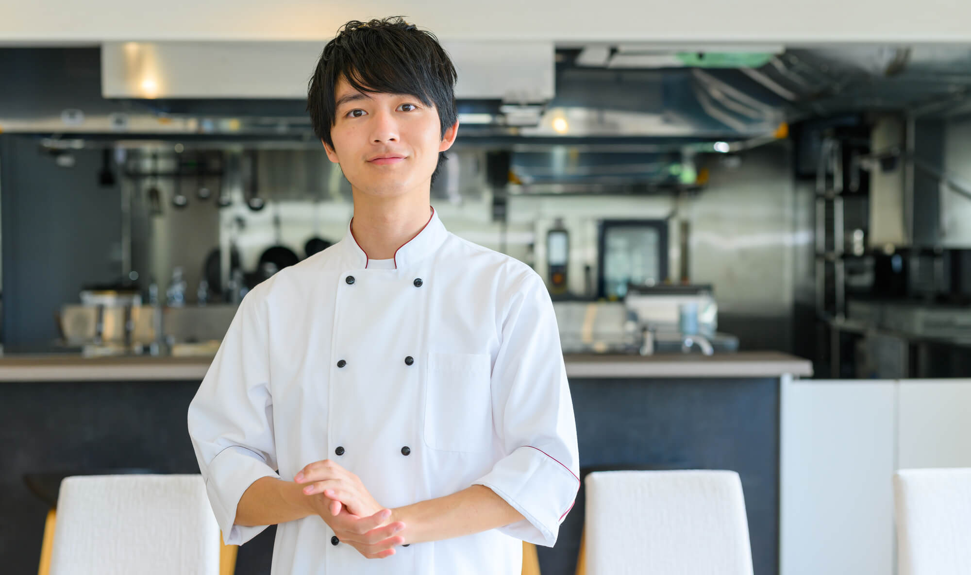 調理服を着た男性