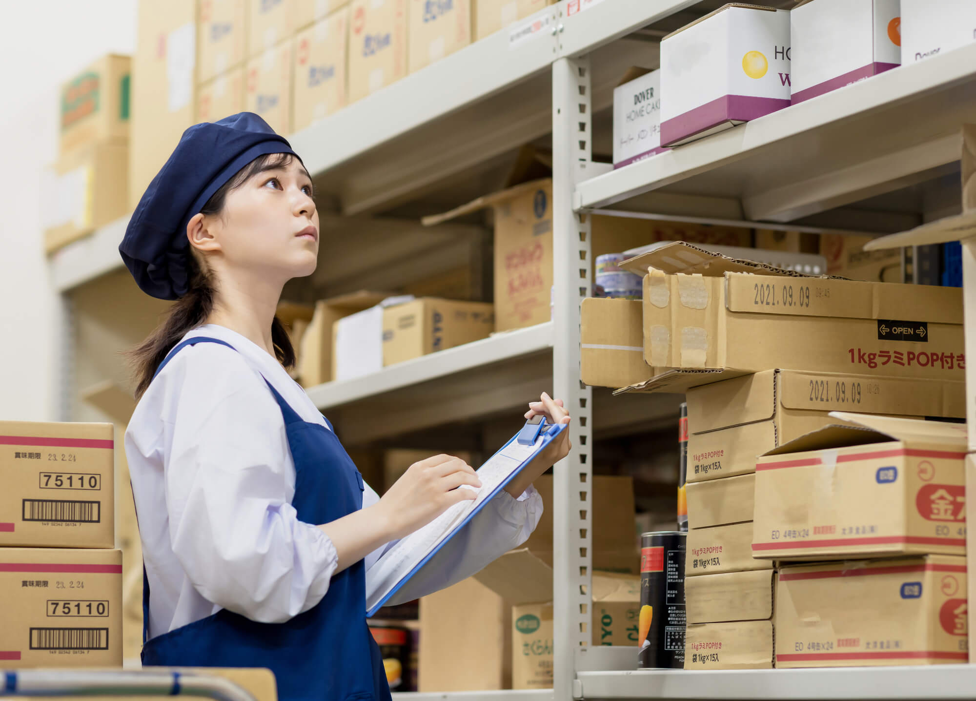 バックヤードで在庫の確認をする女性スーパー店員