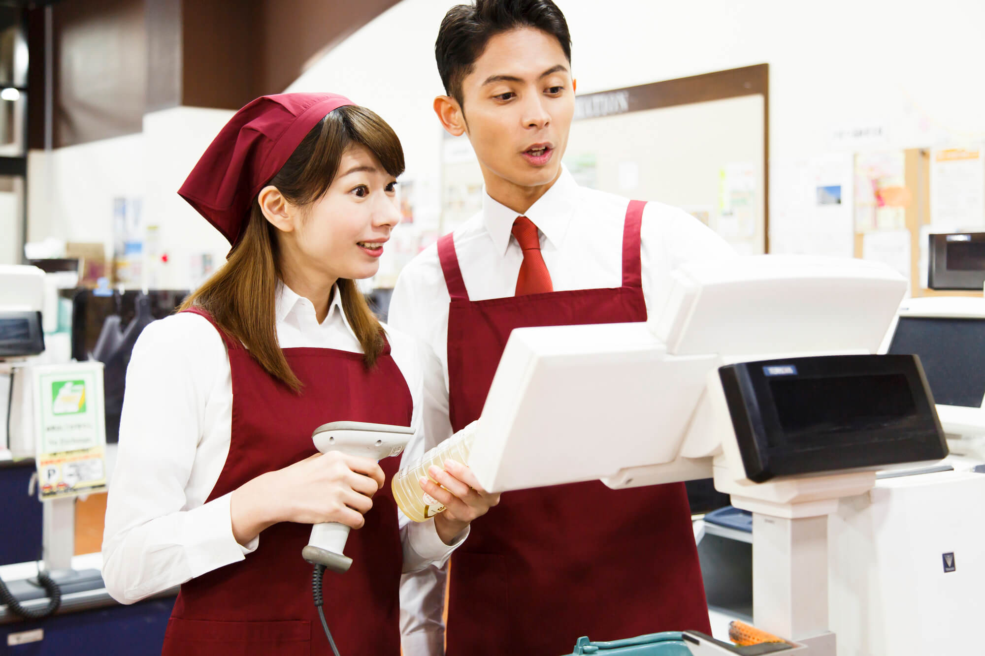 パートにレジを教える店長