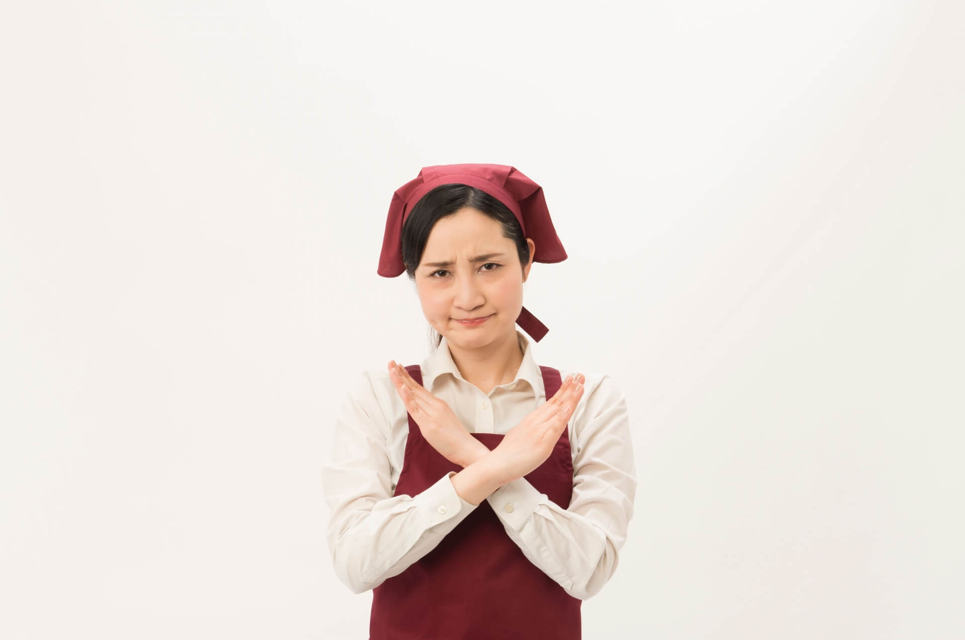 ×サインを出すスーパーの店員