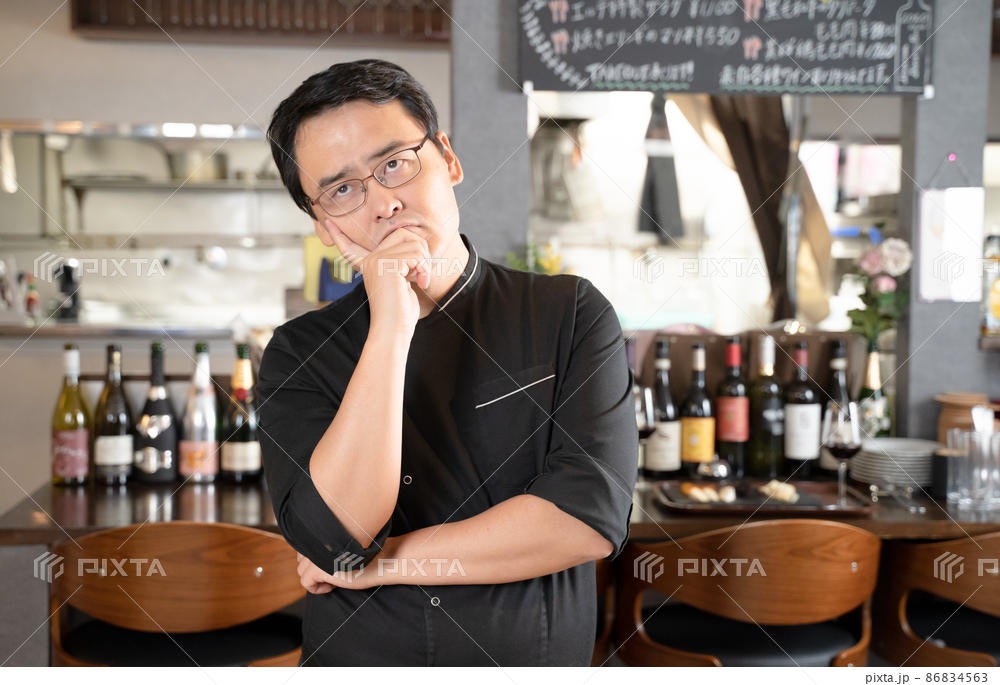考え込む飲食店店長